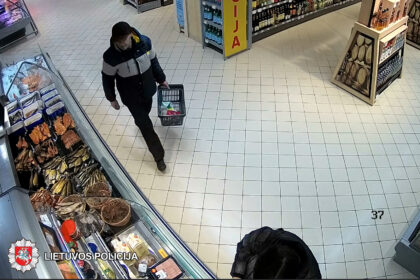 Lapkričio 16 d. 14 val. nenustatytas vyriškis Panevėžyje, Kniaudiškių g., iš maisto prekių parduotuvės pavogė alkoholinio gėrimo butelį ir lašišos filė gabaliukus.