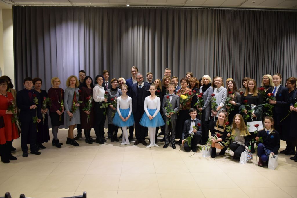 Šiandien Dailės galerijoje Panevėžio miesto savivaldybės meras Rytis Račkauskas pagerbė miesto bendrojo ugdymo, neformaliojo vaikų švietimo mokyklų 2016–2017 mokslo metų tarptautinių ir respublikinių dalykinių olimpiadų ir konkursų prizininkus, meninės krypties konkursų ir festivalių prizininkus ir laureatus.