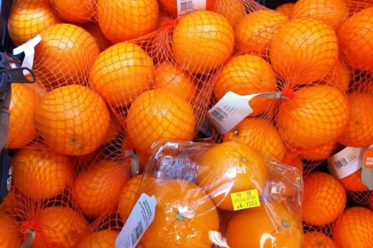 Panevėžietė, prekybos centre įsigijusi citrinų liko it musę kandusi. Pasirodo moteris sumokėjo ne tik už vaisius, bet ir už jų pakuotę.