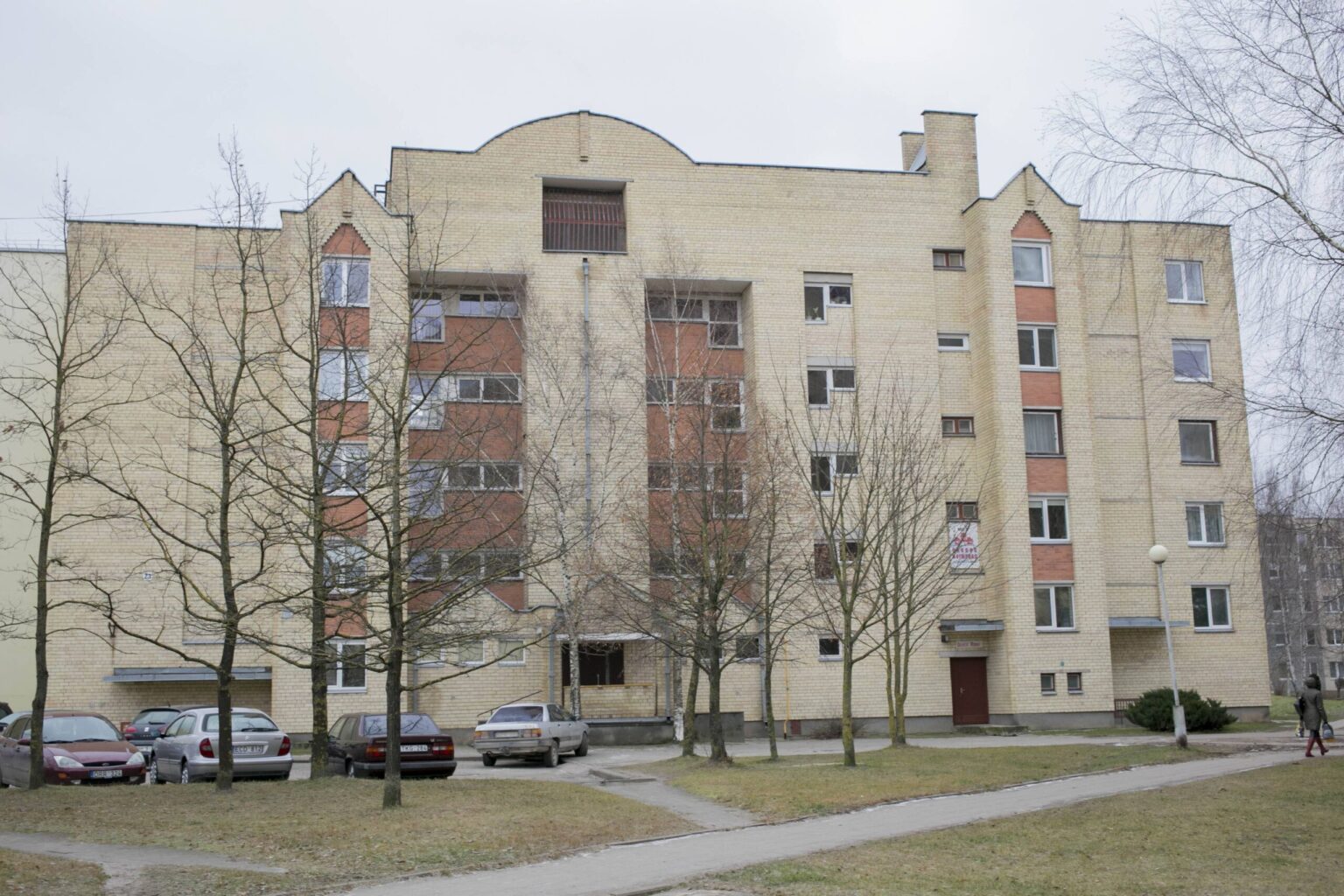 Kniaudiškių gatvės 23-iojo namo gyventojai pastaruosius metus gyveno kaip ant adatų. Prieš beveik dvejus metus, 2016 m. sausį neaiškiomis aplinkybėmis buvo aplietas pirmame aukšte esantis butas. Kadangi turtas buvo apdraustas, draudikai atlygino žalą, tačiau vėliau ją nusprendė išieškoti iš visų daugiabučio gyventojų.