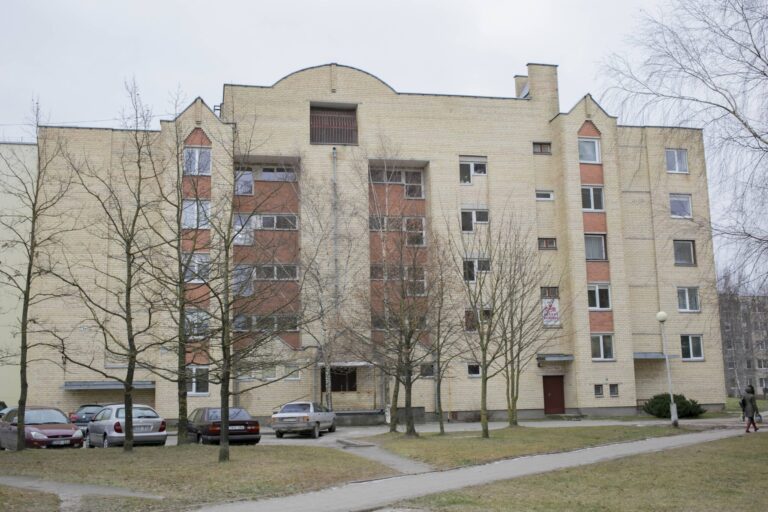 Kniaudiškių gatvės 23-iojo namo gyventojai pastaruosius metus gyveno kaip ant adatų. Prieš beveik dvejus metus, 2016 m. sausį neaiškiomis aplinkybėmis buvo aplietas pirmame aukšte esantis butas. Kadangi turtas buvo apdraustas, draudikai atlygino žalą, tačiau vėliau ją nusprendė išieškoti iš visų daugiabučio gyventojų.