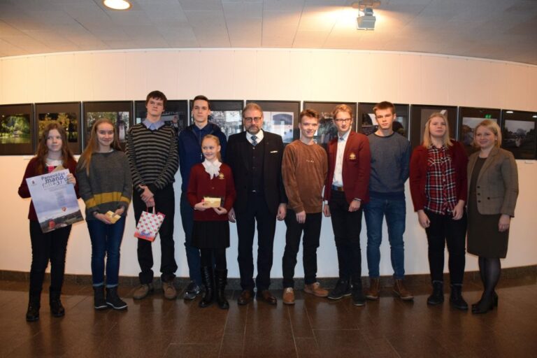 Šiandien Panevėžio miesto savivaldybėje atidaryta 11-ojo moksleivių fotografijų konkurso „Panevėžys – mano miestas“ nugalėtojų darbų paroda, apdovanota 12 laimėtojų.