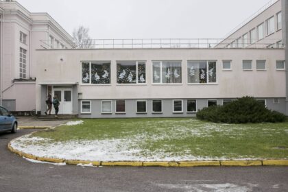 Nuo uždarymo bandančiai gelbėtis atveriant duris pradinukams Panevėžio Vytauto Žemkalnio gimnazijai skersai kelio stojo kolegos pedagogai – švietimo darbuotojus vienijančios profesinės sąjungos.