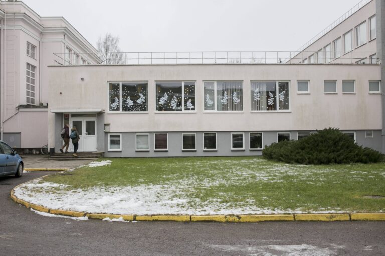Nuo uždarymo bandančiai gelbėtis atveriant duris pradinukams Panevėžio Vytauto Žemkalnio gimnazijai skersai kelio stojo kolegos pedagogai – švietimo darbuotojus vienijančios profesinės sąjungos.