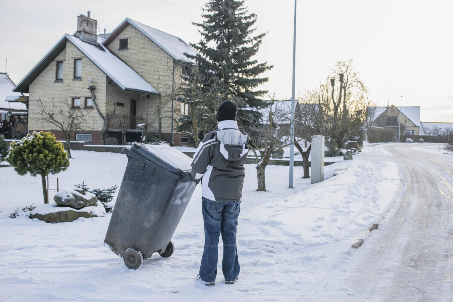 Pirmąsias pagal naująją tvarką apskaičiuotas sąskaitas už atliekų tvarkymą gavę Panevėžio rajono gyventojai vienas per kitą piktinasi šiukšliavežių per gyvenimą savo kiemuose nėra regėję