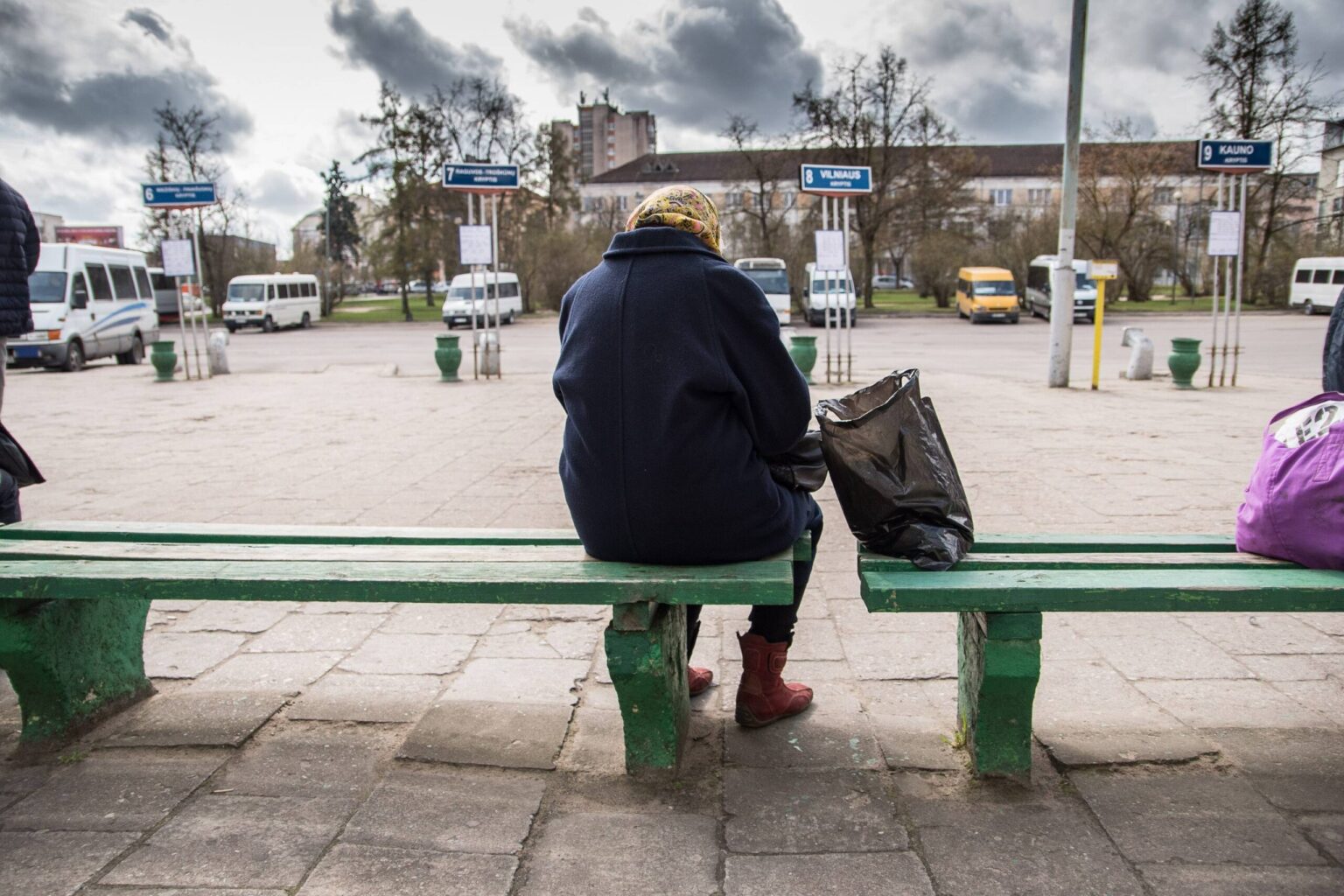 Dėl gyvenamosios vietos deklaravimo panikos karuselę įsukusi valdžia bando sugrąžinti žmonėms ramybę. Išsigandusi minios benamių, kurie dėl naujo įstatymo nebegalėtų gauti socialinės paramos, priėmė naujų pataisų.