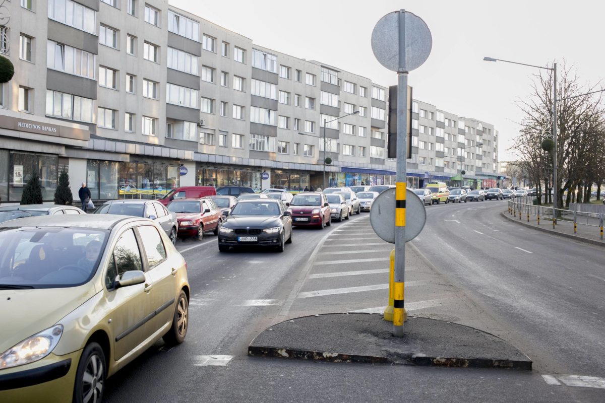 Pilnėjančio miesto problemas turėjusi spręsti idėja specialiais leidimais išsipirkti laisvę savo kiemuose panevėžiečių nesužavėjo. Į Savivaldybės siūlymą apriboti šalia apmokestintų gatvių esančių namų teritorijas atsiliepė tik keturios bendrijos.