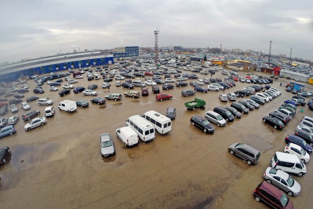 Panevėžio teisėsaugos akiratyje atsidūrė naudotais automobiliais prekiaujanti įmonė bei keli su ja susiję asmenys.