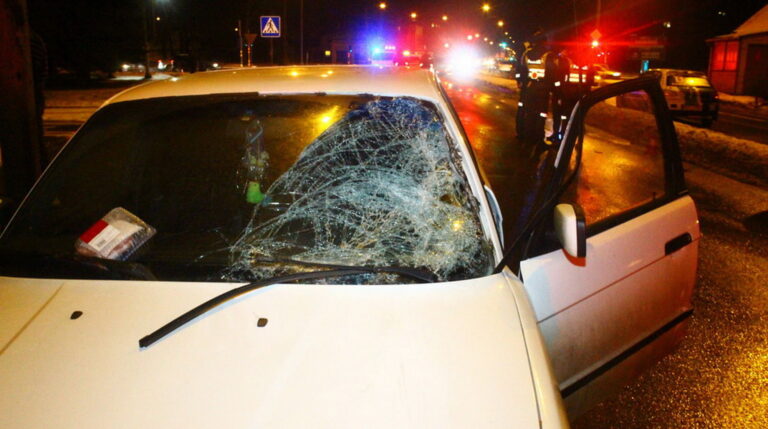 Penktadienio vakarą judrioje Smėlynės gatvėje automobilis parbloškė ir sunkiai sužalojo pėsčiąjį. T. MARKELEVIČIAUS nuotr.