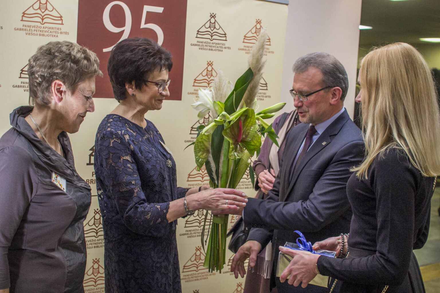Minėdama 95-ąjį gimtadienį G. Petkevičaitės-Bitės viešoji biblioteka ketvirtadienio popietę į J. Miltinio dramos teatrą sukvietė gausų būrį savo bičiulių.