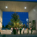 Skambiomis dainomis ir sveikinimais startą gražiausioms žiemos šventėms davė ir Panevėžio rajonas. Čia gyvuoja tradicija pagrindinę eglutę įžiebti vienoje iš seniūnijų. Šįmet ji sušvito Vadokliuose.