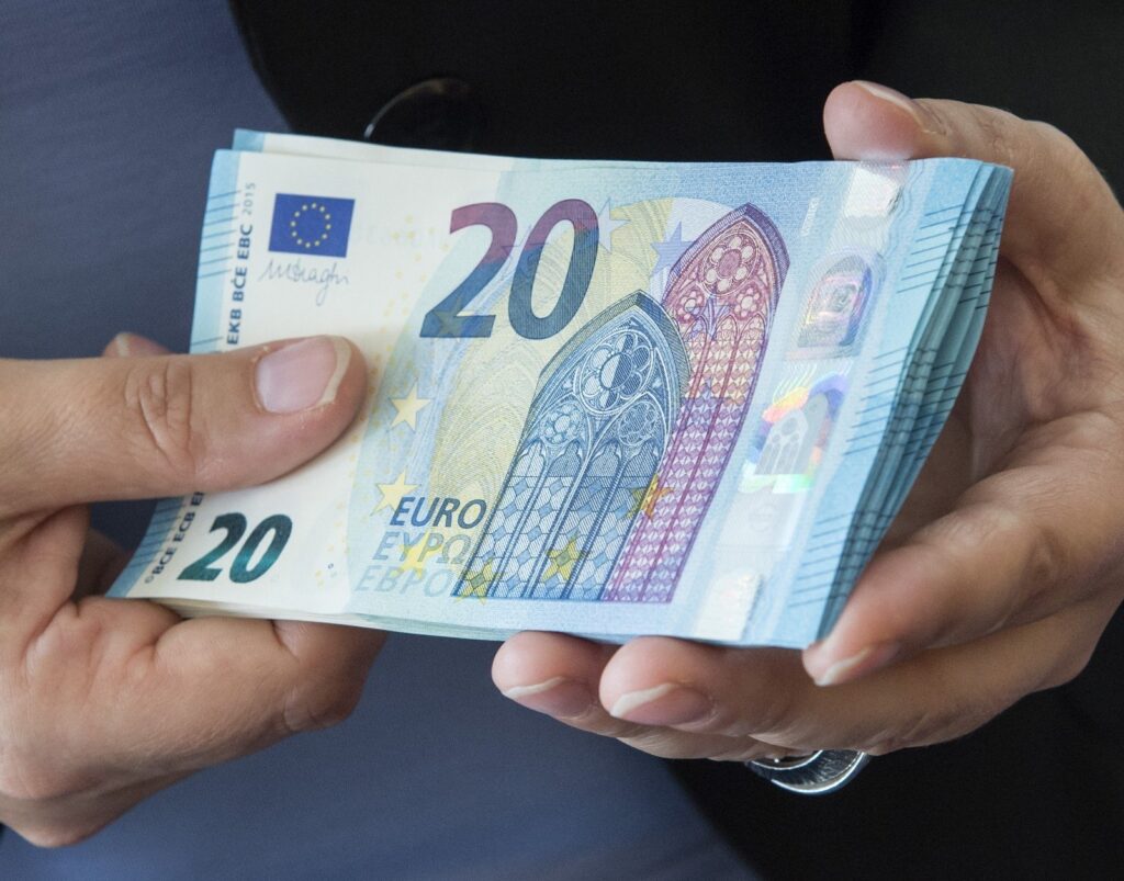 Panevėžyje teismo baudžiamuoju įsakymu verslininkas nubaustas už tai, kad dalį atlyginimo darbuotojams mokėjo „vokeliuose“.