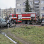 Panevėžyje, Klaipėdos g. užsiliepsnojus automobiliui ugniagesiai skubėjo gelbėti greta esančių transporto priemonių.