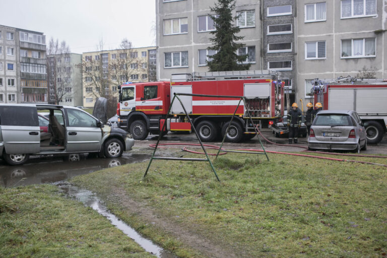 Panevėžyje, Klaipėdos g. užsiliepsnojus automobiliui ugniagesiai skubėjo gelbėti greta esančių transporto priemonių.