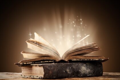 Per šimtmečius lietuvių tauta sukaupė gausybę iš lūpų į lūpas perduodamų trumpų, bet taiklių posakių, apibūdinančių įvykius, santykius, išgyvenimus.