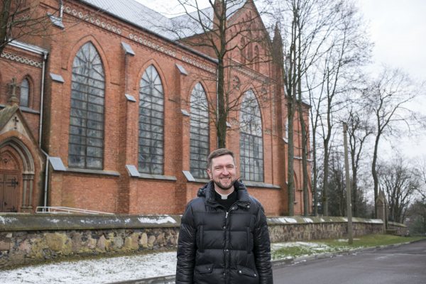 Kristaus gimimą su parapijiečiais švęsiantis kun. A. Puško jiems linkės to paties, ko ir sau: tikėti, jog visa tai, kas su mumis atsitinka – geri ar skaudūs dalykai – turi didžiulę prasmę. V. Bulaičio nuotr.