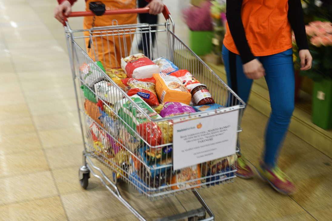 Iki Kalėdų sunkiau besiverčiantieji turėtų sulaukti maisto paketų, o jie prieš šventes gausesni.
