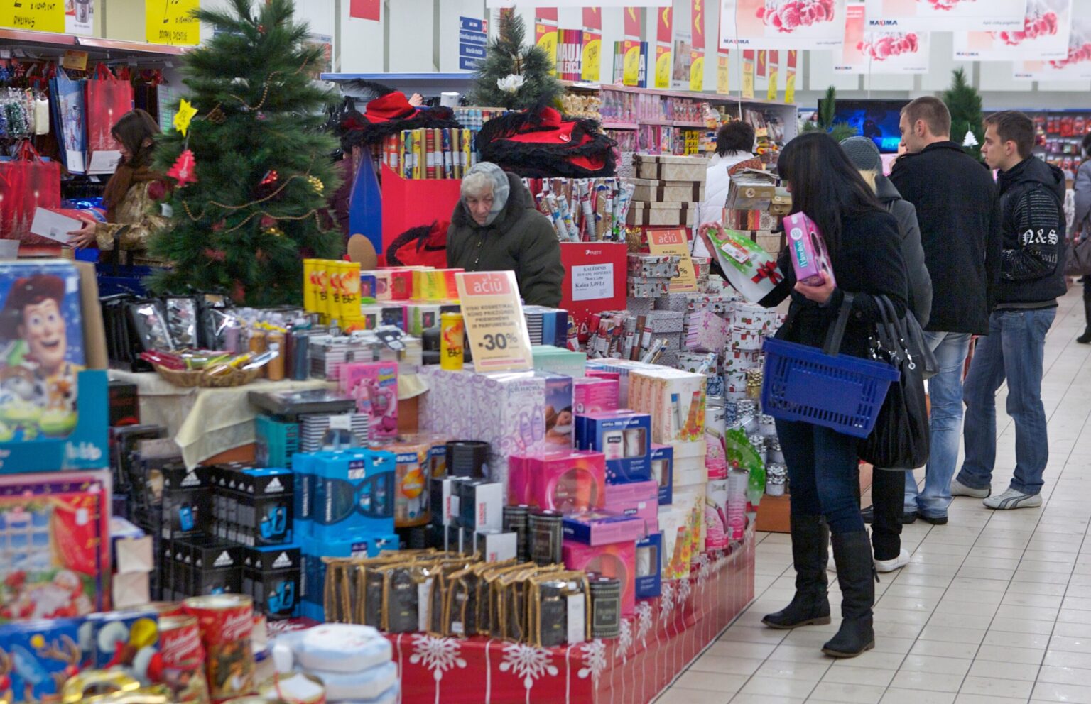 Gyventojai manantys, kad per šventes dar galės užsukti į parduotuvę nusipirkti trūkstamų produktų, turėtų neužmiršti, kad dauguma prekybos centrų šventinėmis dienomis dirbs kitaip nei įprasta.