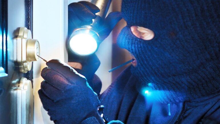 Policijos pareigūnai įspėja, kad prieš šventes itin padaugėja vagysčių. Ilgapirščiai tokiu metu čiumpa viską, kas papuola po ranka: nuo smulkmenų iki brangių daiktų.