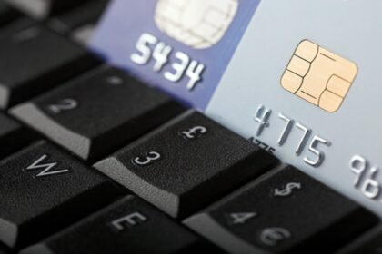 Panevėžio policija tiria mįslingą nusikaltimą, kai iš panevėžiečio banko sąskaitos jam pačiam nežinant rezervuota stambi suma pinigų.