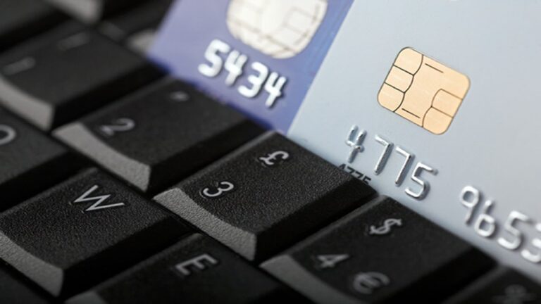 Panevėžio policija tiria mįslingą nusikaltimą, kai iš panevėžiečio banko sąskaitos jam pačiam nežinant rezervuota stambi suma pinigų.