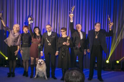 Ketvirtadienio vakarą Panevėžio dailės galerijoje iškilmingos ceremonijos metu nusilenkta 2017 m. Metų panevėžiečiams.