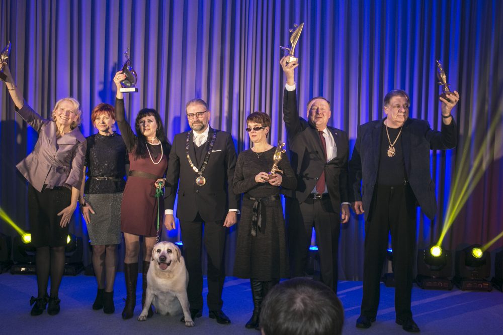 Ketvirtadienio vakarą Panevėžio dailės galerijoje iškilmingos ceremonijos metu nusilenkta 2017 m. Metų panevėžiečiams.