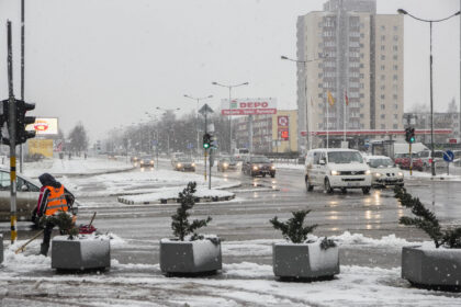 Pačią pirmąją gruodžio dieną iškrito pirmosios snaigės ir į kelius pasileido barstytuvai, valytuvai bei kita gatvių priežiūros technika.