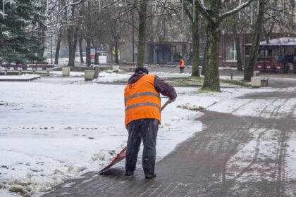 Pirmadienio naktį paspaus šaltukas, kurį lydės per šalį slenkanti kritulių juosta. Tačiau jau trečiadienį sniegą keis lietus, vyraus teigiama oro temperatūra.