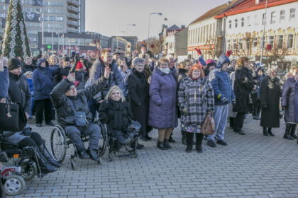 Antrą kartą tarptautinė neįgaliųjų diena Panevėžyje paminėta ne tik susibūrimu J. Miltinio dramos teatre, bet ir aikštėje priešais teatrą kurta gyva skulptūra „Aš ir Tu – tai MES!“
