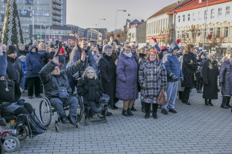 Antrą kartą tarptautinė neįgaliųjų diena Panevėžyje paminėta ne tik susibūrimu J. Miltinio dramos teatre, bet ir aikštėje priešais teatrą kurta gyva skulptūra „Aš ir Tu – tai MES!“