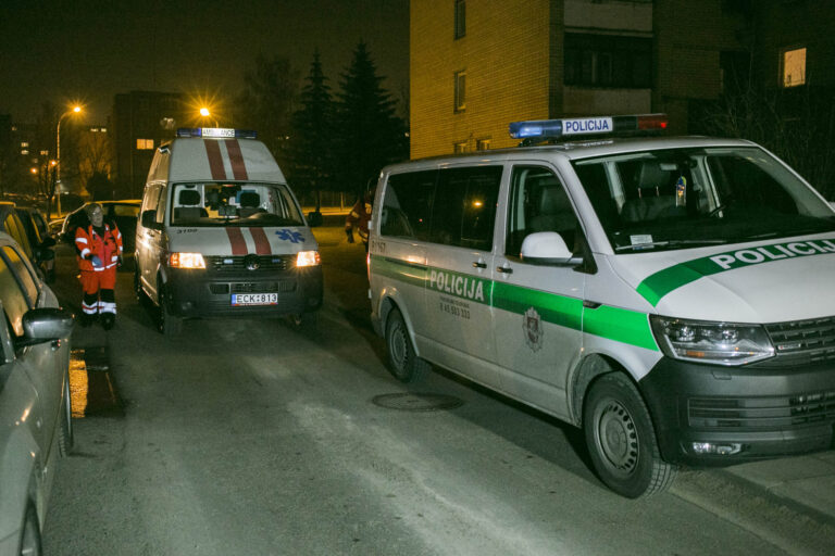 Kraupus nusikaltimas sekmadienio vakarą Panevėžyje. Prie daugiabučio namo aptiktas negyvas vaikinas. Tiriama žmogžudystė.