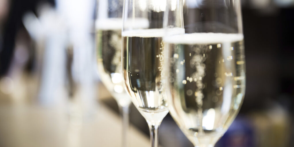 Naujametę naktį laikrodžiams mušant 12-ą, visi, nesulaukusieji 20-ies metų, turės nuleisti pakeltas taures su alkoholiniais gėrimais.