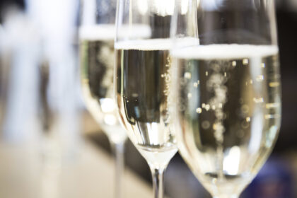 Naujametę naktį laikrodžiams mušant 12-ą, visi, nesulaukusieji 20-ies metų, turės nuleisti pakeltas taures su alkoholiniais gėrimais.