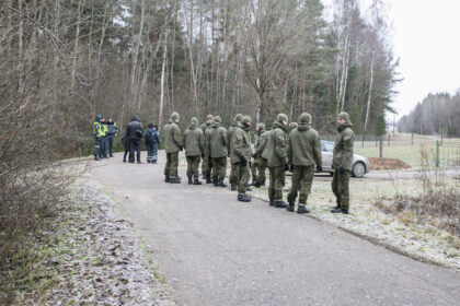 Dvi dienas greta Panevėžio miškelyje dingusio kario ieškoję policijos pareigūnai ir kariai ketvirtadienį po vidurdienio pranešė tragišką žinią. Karo medikas rastas miške negyvas. Pirminiais duomenimis, įtariama, kad vaikinas pats pasitraukė iš gyvenimo.