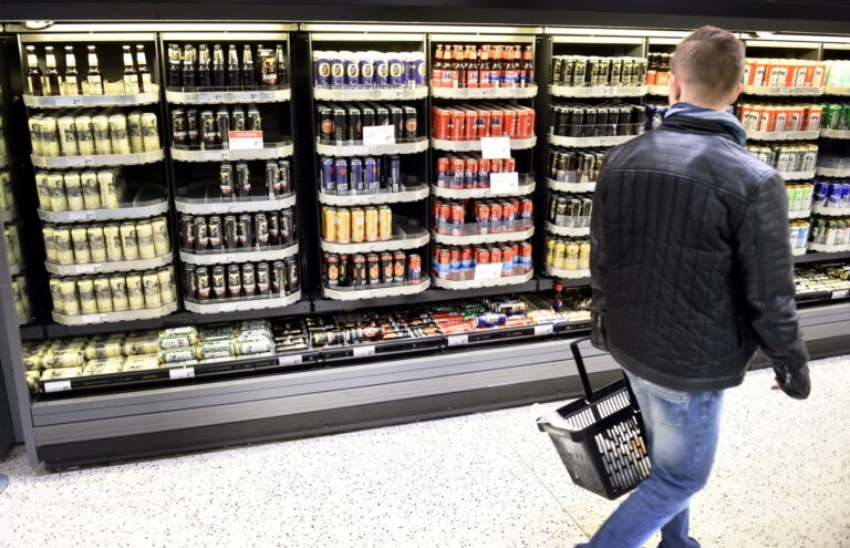 Alkoholio prekybos kontrolieriai kartu su policija šių metų pradžioje aktyviau tikrina alkoholio prekybininkus ir pirkėjus, kaip jie laikosi sugriežtintos tvarkos.
