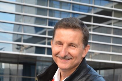 Kaip pasakytų klasikas – „Vargas dėl proto“. Lietuvoje – dėl siekio pergudrauti kitus. Kurį laiką sekasi, bet viskam ateina galas.