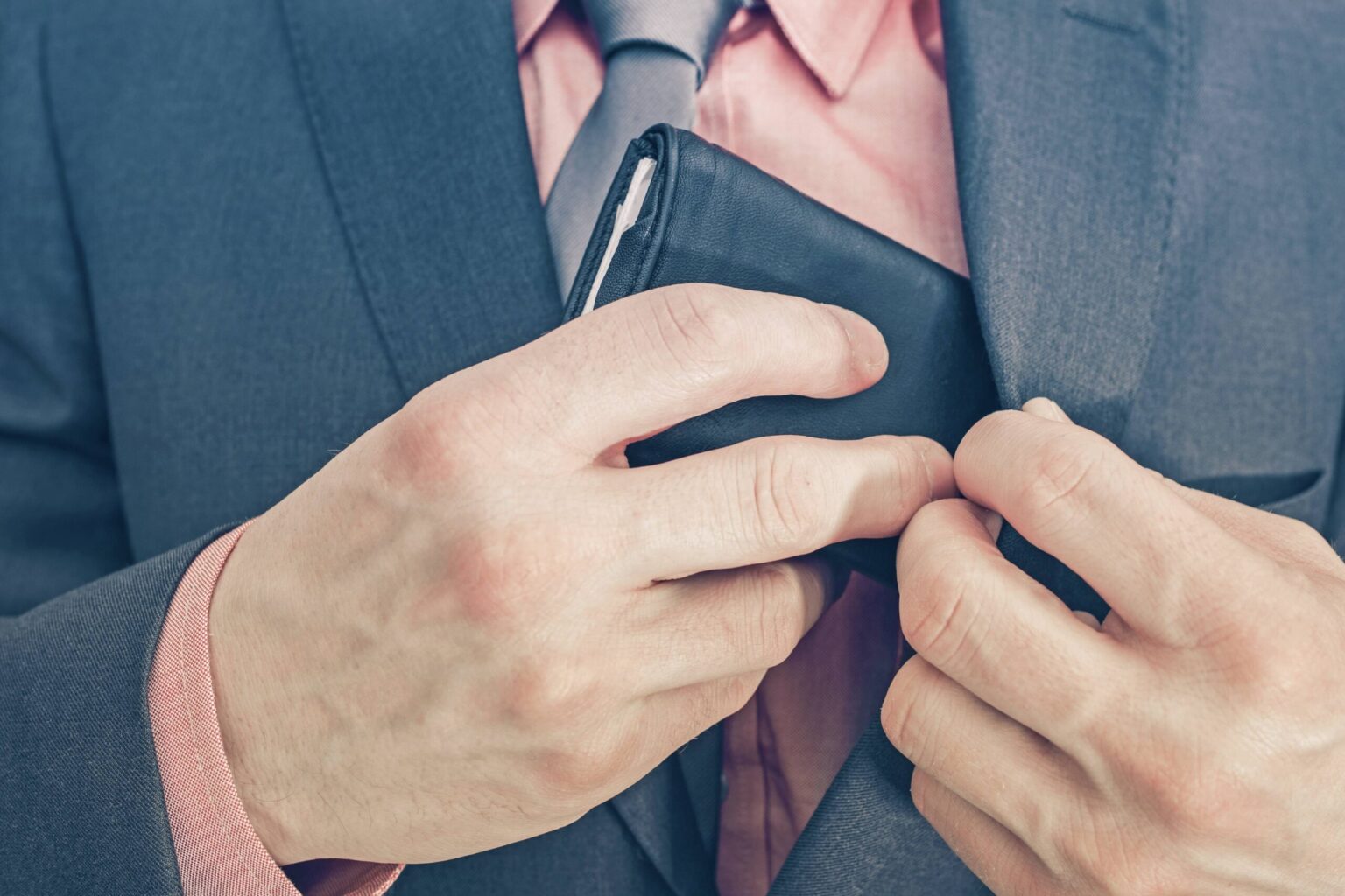 Panevėžio savivaldybei pavaldžių įmonių direktoriai turėtų nertis iš kailio, kad neužrūstintų savo klientų ir įtiktų steigėjui.