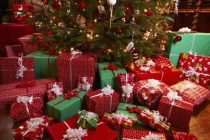 Lietuvos gyventojai Kalėdų dovanoms šiemet ketina išleisti kiek daugiau pinigų nei pernai, tačiau jie vis dar nėra linkę joms taupyti iš anksto
