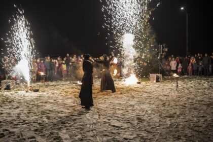 Artėjant Kalėdoms, Naujamiestyje duris atvėrė stebuklingas šiaudinių skulptūrų parkas.