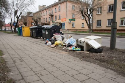 Įprastą Panevėžyje vaizdą, kai ant šaligatvių stūkso kalnai senų baldų, sudaužytų klozetų ir net padangų, Savivaldybė tikisi pakeisti pertvarkydama visą atliekų surinkimo schemą.
