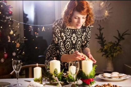 Žvakės, girliandos, spalvingi, pakilią nuotaiką atspindintys burbulai ir kitos dekoracijos šiandien neatsiejami nuo ryškiausios Kalėdų puošmenos – šventinės vakarienės su šeima bei draugais.