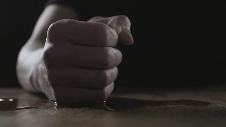 Kol vieni šventėms ruošiasi triūsdami namuose, pakuodami dovanas ir lankydami artimiausius žmones, kiti švęsti pradėjo dar nepasibaigus adventui. O kur alkoholis liejasi laisvai, ten ir konfliktai.