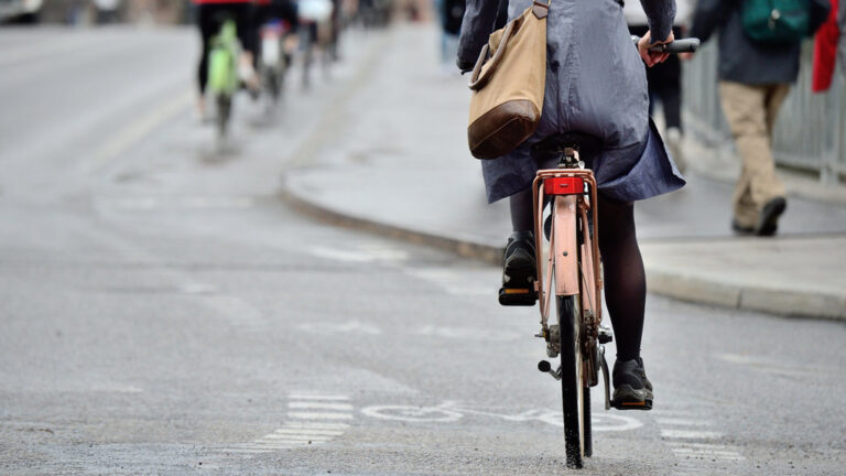 Ketvirtadienio rytą automobilį „VW Passat“ Rokiškio rajone vairavęs 81-erių vyras kliudė ta pačia kryptimi važiavusį dviratininką.
