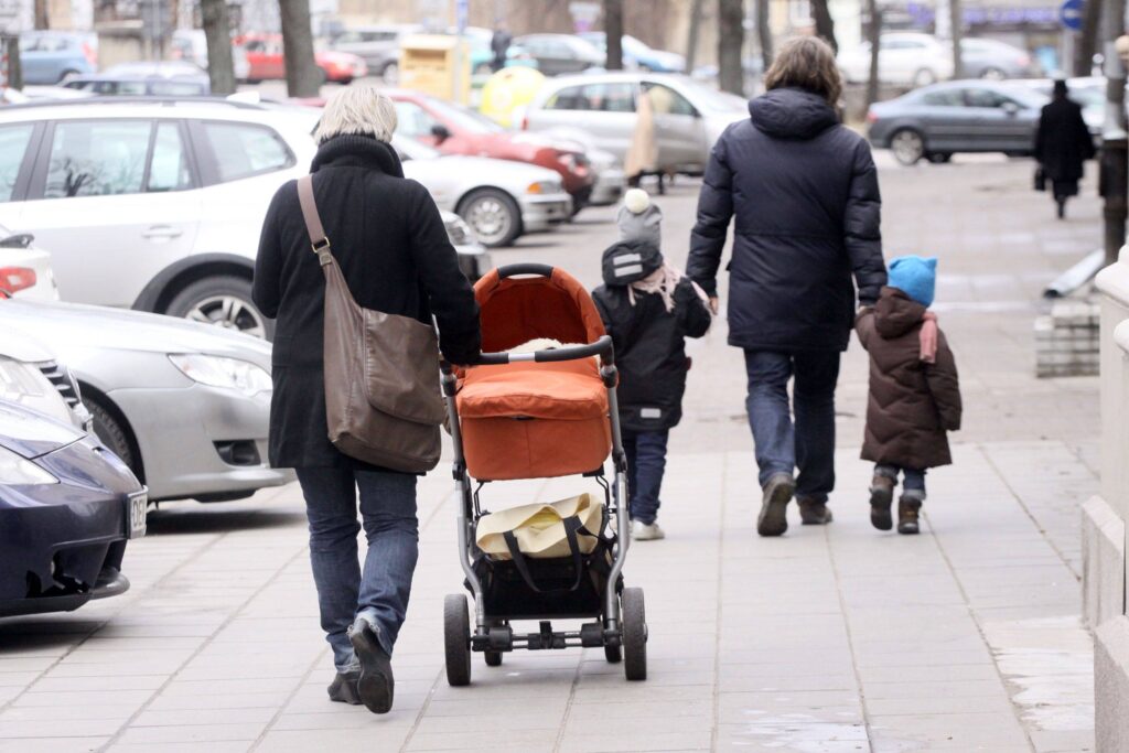 Nors Panevėžys – ne Vilnius, tačiau vis daugiau jaunų tėvų susiduria su darželių trūkumo problema. Net ir užrašius vos gimusį mažylį į norimą lopšelį darželį nėra garantijų, kad vaikas bus priimtas.