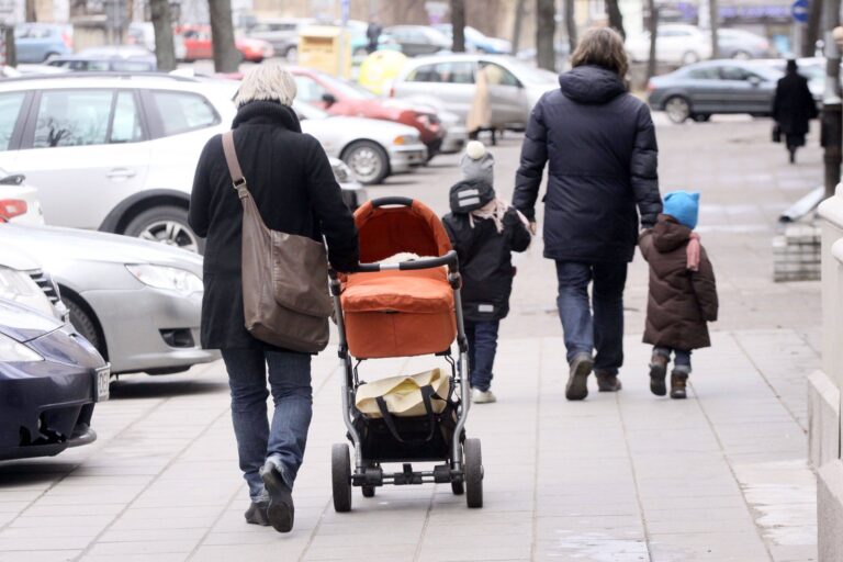 Nors Panevėžys – ne Vilnius, tačiau vis daugiau jaunų tėvų susiduria su darželių trūkumo problema. Net ir užrašius vos gimusį mažylį į norimą lopšelį darželį nėra garantijų, kad vaikas bus priimtas.