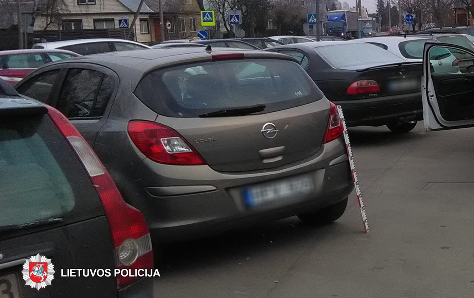 2018-01-12 Panevėžyje, Spaustuvės g., apgadinti garažo vartai. Automobilio vairuotojas iš eismo įvykio vietos pasitraukė.