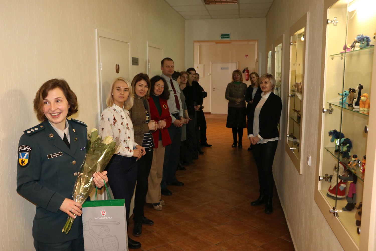 Šiandien Panevėžio apskrities vyriausiajame policijos komisariate atidaryta Panevėžio apskrites vyriausiojo policijos komisariato Kupiškio rajono policijos komisariato bendruomenės pareigūnės Viktorijos Aelitos Budrienės rankdarbių paroda.