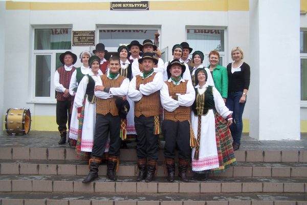 Daugiau nei dvidešimt metų D. Tumas šoka tautinius šokius. D. Tumo asmeninio albumo nuotr.
