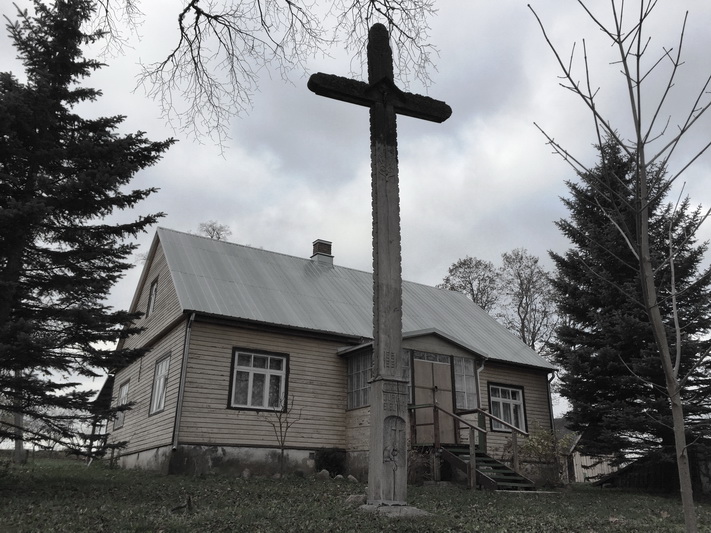 Senasis, dviejų galų rąstinis Mitkų namas, apie 1958 metus perstatytas į mažesnį. Greta jo – į Lėvenį žvelgiantis kryžius, pakeitęs tą, prie kurio prieš šimtą metų rastas merdėjantis knygnešys. MITKŲ ŠEIMOS ARCHYVO nuotr.